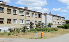 Pritzier ein Ort und gleichnamige Gemeinde im Landkreis Ludwigslust-Parchim in Mecklenburg-Vorpommern; Wohnblocks mit grauer Fassade.