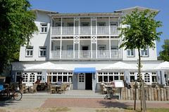 Das Ostseebad   Graal-Müritz   ist eine Gemeinde   im Landkreis Rostock in Mecklenburg-Vorpommern; historische Bäderarchitektur in Graal - Holzbalkons - Außengastronomie.