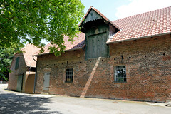 Scheeßel ist eine Ortschaft in der gleichnamigen Gemeinde im Landkreis Rotenburg (Wümme) in Niedersachsen; Lagerhaus mit Dachwinde bei der Mühle.