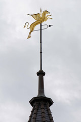 Die Stadt Perleberg ist die Kreisstadt des Landkreises Prignitz im Land Brandenburg; goldene Wetterfahne - geflügelter Drachen auf dem Rathausturm.