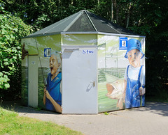 Das Ostseebad   Graal-Müritz   ist eine Gemeinde   im Landkreis Rostock in Mecklenburg-Vorpommern; öffentliche Toilette mit Wandmalerei in Müritz - Junge, Angler mit Fisch - Mädchen mit Schuh