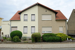 Die Stadt Perleberg ist die Kreisstadt des Landkreises Prignitz im Land Brandenburg; Doppelhaus mit unterschiedlicher Fassadengestaltung.