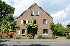 Sittensen ist eine Gemeinde im Landkreis Rotenburg (Wümme) in Niedersachsen; Wohnhaus mit Satteldach / Kletterpflanzen an der Fassade.