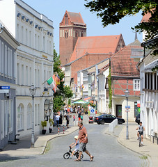 Die Stadt Perleberg ist die Kreisstadt des Landkreises Prignitz im Land Brandenburg; Blick durch die Bäckerstraße zur Pfarrkirche Sankt Jacobi.