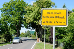 Die  Hansestadt Seehausen    (Altmark) ist eine Stadt im Landkreis Stendal in der Region Altmark in Sachsen-Anhalt; Ortsschild, Stadtgrenze.