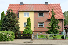 Die Stadt Tangerhütte liegt im Landkreis Stendal  im Bundesland Sachsen-Anhalt;  Doppelhaus, unterschiedlichen Fassaden- / Vorgartengestaltung.