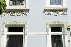 Fotos aus dem Hamburger Stadtteil Bergedorf; coloriertes Jugendstildekor - Fassadenrelief in der Chrysanderstraße.