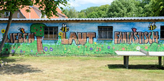 Pritzier ein Ort und gleichnamige Gemeinde im Landkreis Ludwigslust-Parchim in Mecklenburg-Vorpommern; Wandmalerei - lieben, laut, fantastisch.