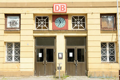 Wittenberge  ist eine Stadt im Landkreis Prignitz in Brandenburgs; Eingang mit Uhr / Tag und Nachtzahlen - Bahnhofsgebäude.