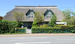 Das Ostseebad   Graal-Müritz   ist eine Gemeinde   im Landkreis Rostock in Mecklenburg-Vorpommern; historisches Wohnhaus in Müritz - Reetdach mit Dachgauben - das Gebäude steht unter Denkmalschutz.