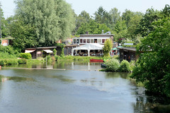Fotos aus dem Hamburger Stadtteil Bergedorf; Bille in Bergedorf - Gastronomie am Wasser.