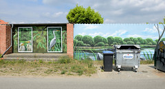 Wittenberge  ist eine Stadt im Landkreis Prignitz in Brandenburgs; Wandbild Seenlandschaft mit Reiher - Mülltonnen.
