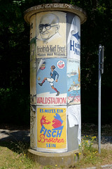 Das Ostseebad   Graal-Müritz   ist eine Gemeinde   im Landkreis Rostock in Mecklenburg-Vorpommern; Litfaßsäule mit historischer Werbung in Graal - Fußball / Fischbrötchen.