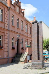 Die Hansestadt  Werben  (Elbe) ist eine Stadt im  Landkreis Stendal in Sachsen-Anhalt;  Eingang Rathaus - Gustav Adolf Denkmal.