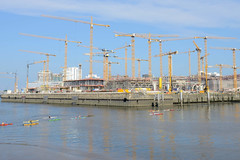 Fotos aus dem Hamburger Stadtteil Hafencity, Bezirk Hamburg Mitte; Baustelle, Baukräne am Überseequartier.