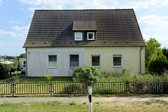 Das Dorf Falkenberg ist ein Ortsteil der Gemeinde Altmärkische Wische im Landkreis Stendal in Sachsen-Anhalt; Doppelhaus mit unterschiedlicher Fassadengestaltung.