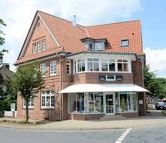Scheeßel ist eine Ortschaft in der gleichnamigen Gemeinde im Landkreis Rotenburg (Wümme) in Niedersachsen; Backsteinvilla - Eckgebäude mit Geschäft und Wohnraum.