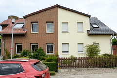 Die Stadt Perleberg ist die Kreisstadt des Landkreises Prignitz im Land Brandenburg;  Doppelhaus mit unterschiedlicher Fassadengestaltung.