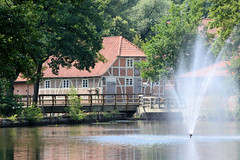 Sittensen ist eine Gemeinde im Landkreis Rotenburg (Wümme) in Niedersachsen; ; Mühlenteich und Fachwerkscheune, Heimatmuseum.