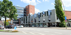 Fotos aus dem Hamburger Stadtteil Bergedorf; Blick zum Glunz-Kaufhaus - eröffnet in den 1960er Jahren, geschlossen seit 2004 - Abriss 2022. -