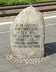 Rotenburg (Wümme) ist eine Stadt und Kreisstadt des gleichnamigen Landkreises  in Niedersachsen; Findling, Weltkriegsdenkmal am Bahnhof.
