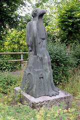 Rotenburg (Wümme) ist eine Stadt und Kreisstadt des gleichnamigen Landkreises  in Niedersachsen; Bronzeskulptur Adlermensch, Paul Mersmann 1989.