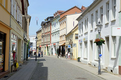 Die Stadt Perleberg ist die Kreisstadt des Landkreises Prignitz im Land Brandenburg; Geschäfte in der Fußgängerzone Bäckerstraße.