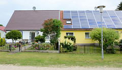 Quitzow ist ein Dorf und Ortsteil der Stadt Perleberg im Landkreis Prignitz in Brandenburg; Doppelhaus, Photovoltaikanlage auf dem Dach.