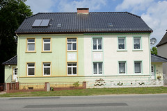 Weisen ist ein Ort und eine Gemeinde im  Landkreis Prignitz in Brandenburg; einstöckiger Wohnblock / Doppelhaus.