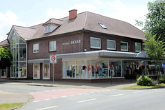 Sittensen ist eine Gemeinde im Landkreis Rotenburg (Wümme) in Niedersachsen; Gewerbearchitektur, Bekleidungsladen.
