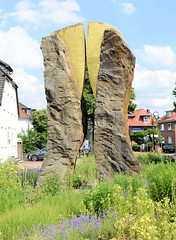 Rotenburg (Wümme) ist eine Stadt und Kreisstadt des gleichnamigen Landkreises  in Niedersachsen; Skulptur Das Tor zur Stadt - Werner Ratering, 1995.