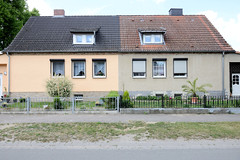 Iden ist ein Ortsteil der gleichnamigen Gemeinde im Landkreis Stendal in Sachsen-Anhalt; symmetrisches Doppelhaus.