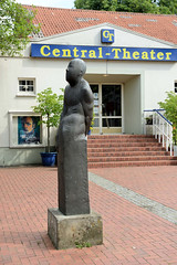 Zeven  ist eine Stadt im Landkreis Rotenburg (Wümme) in Niedersachsen; Bronzeskulptur Großer Hephaistos - Bildhauer Waldemar Otto - Central Theater / Kino.