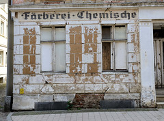Die Stadt Perleberg ist die Kreisstadt des Landkreises Prignitz im Land Brandenburg; abgeblätterte Hausfassade, Färberei - Chemische.