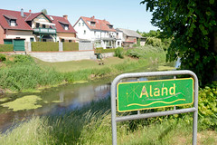 Die  Hansestadt Seehausen    (Altmark) ist eine Stadt im Landkreis Stendal in der Region Altmark in Sachsen-Anhalt; Flussschild, Namensschild Aland.