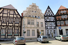 Die Stadt Perleberg ist die Kreisstadt des Landkreises Prignitz im Land Brandenburg; historische Wohnhäuser am Kirchplatz.