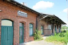 Scheeßel ist eine Ortschaft in der gleichnamigen Gemeinde im Landkreis Rotenburg (Wümme) in Niedersachsen; Güterbahnhof - Lagerhaus mit Laderampe.