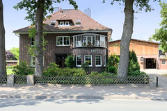 Sittensen ist eine Gemeinde im Landkreis Rotenburg (Wümme) in Niedersachsen;   Backsteinvilla mit halbrundem Erker / verglastem Balkon.