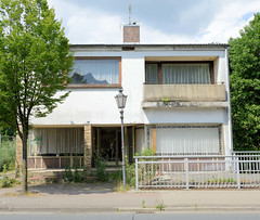 Sittensen ist eine Gemeinde im Landkreis Rotenburg (Wümme) in Niedersachsen; Wohnhaus mit Geschäft im Baustil der 1960er Jahre.