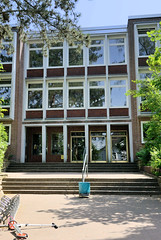 Fotos aus dem Hamburger Stadtteil Bergedorf; Gebäude der Katholischen Schule in der Chrysanderstraße.