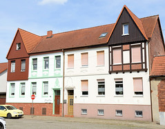 Die Stadt Tangerhütte liegt im Landkreis Stendal  im Bundesland Sachsen-Anhalt; baugleiches Doppelhaus mit unterschiedlicher Fassadengestaltung.