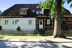 Kloddram  ist ein Ort in der Gemeinde Vellahn im Landkreis Ludwigslust-Parchim in Mecklenburg-Vorpommern; Doppelhaus, auch Fachwerkfassade.