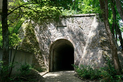 Fotos aus dem Hamburger Stadtteil Bergedorf; Tunnel, Eingang Brauereikeller in der Chrysanderstraße, errichtet 1830 - die Anlage steht unter Denkmalschutz.
