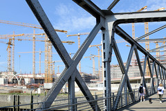 Fotos aus dem Hamburger Stadtteil Hafencity, Bezirk Hamburg Mitte; Blick durch die Eisenträger der Magdeburger Brücke zu den Baukränen am Überseequartier.