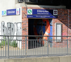 Fotos aus dem Hamburger Stadtteil Hafencity, Bezirk Hamburg Mitte; S-Bahneingang Zweibrückenstraße / Elbbrücken.