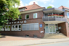 Sittensen ist eine Gemeinde im Landkreis Rotenburg (Wümme) in Niedersachsen; Rathaus mit Geranien am Balkon.
