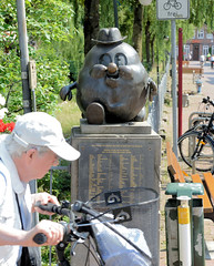 Rotenburg (Wümme) ist eine Stadt und Kreisstadt des gleichnamigen Landkreises  in Niedersachsen; Kartoffeldenkmal - Bronzeskulptur Bronze-Knolli - Bildhauer Erich Gerer, Entwurf Holger Roselieb.