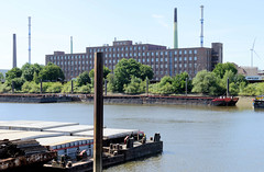 Fotos aus dem Hamburger Stadtteil Veddel, Bezirk Hamburg Mitte; Blick über den Peutehafen zum Gewerbegebäude an der Peutestraße.
