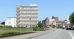 Fotos aus dem Hamburger Stadtteil Veddel, Bezirk Hamburg Mitte; Bürogebäude und Containerlager in der Peutestraße.