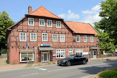 Scheeßel ist eine Ortschaft in der gleichnamigen Gemeinde im Landkreis Rotenburg (Wümme) in Niedersachsen; Fachwerkgebäude / Gasthaus.